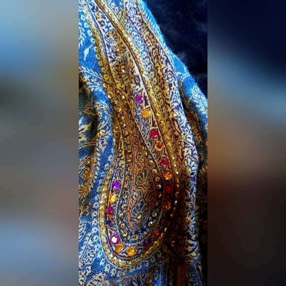 Shawl - Picture 5 of 5